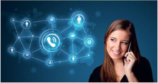 Digitale Kundenservice Darstellung mit Netzwerk Symbolen und Mitarbeiterin