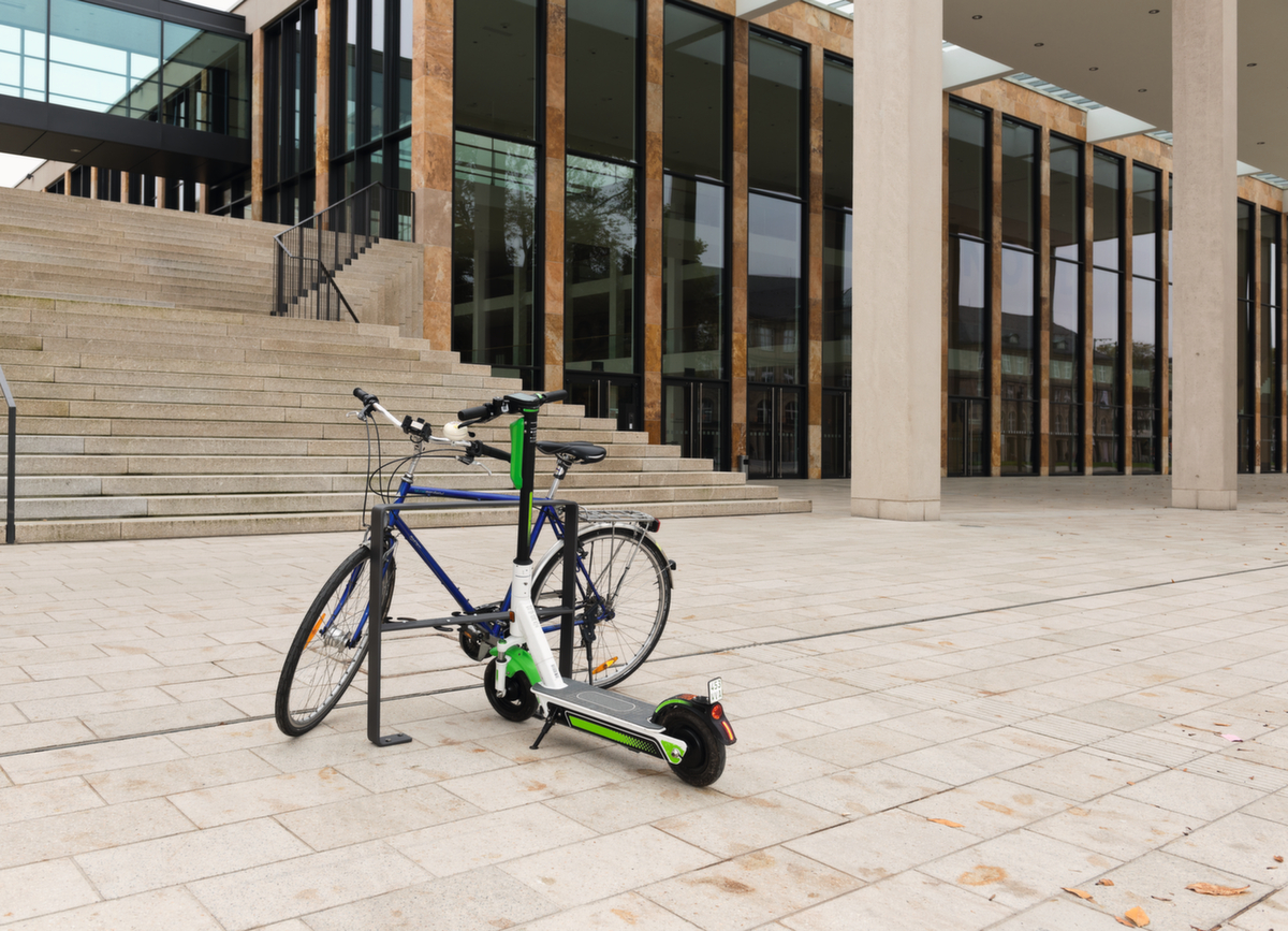 Moravia Fahrrad-Anlehnbügel CITY GILA aus Flachstahl Milieu 3 ZOOM